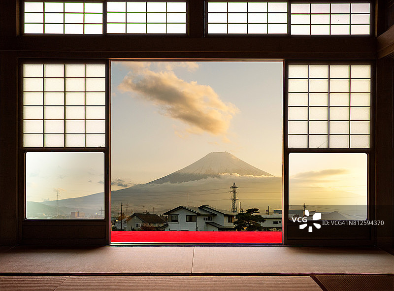 传统的日本室内房子和纸滑动门和榻榻米打开到美丽的日落富士山和日本房子在秋季。Kawaguchiko,日本山梨县图片素材