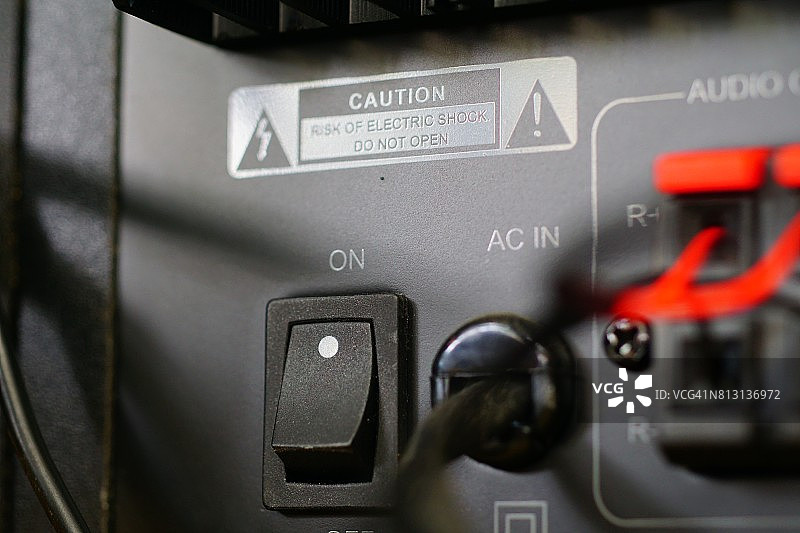AV放大器上的待机灯和电源按钮图片素材
