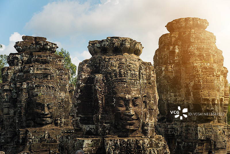 位于柬埔寨高棉王国古都吴哥窟的巴戎寺神秘的笑脸塔。图片素材