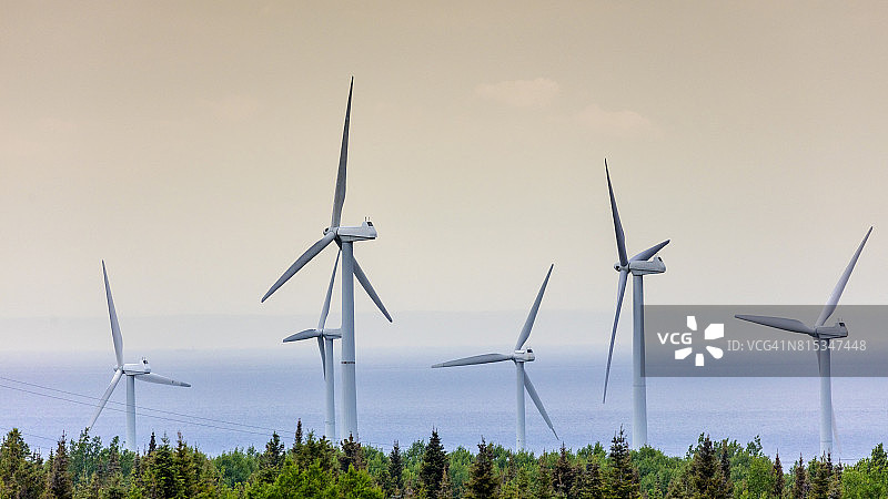 在La Gaspésie地区附近的圣劳伦斯河风力涡轮机，位于加拿大魁北克省。图片素材