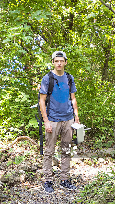 青少年背包徒步热带雨林图片素材
