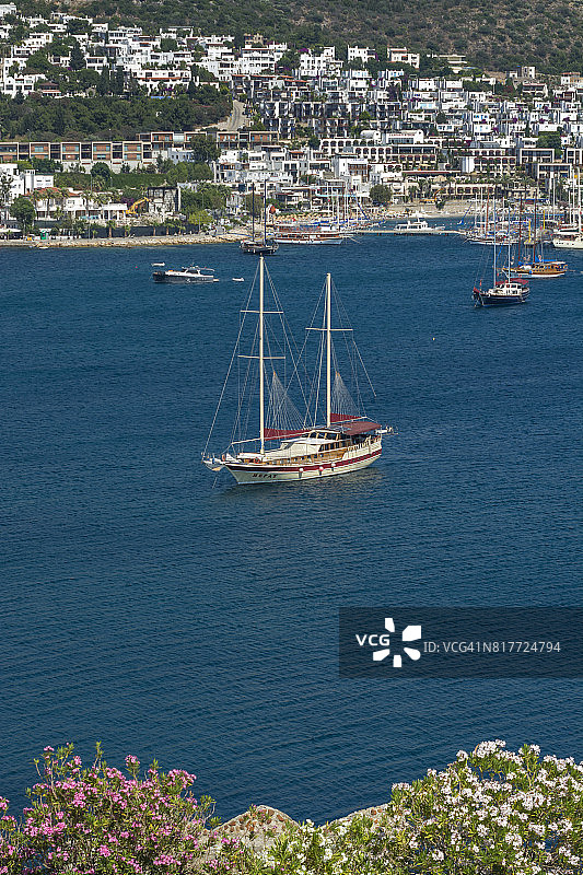 帆船停泊在博德鲁姆湾碧绿的水域，靠近圣彼得城堡，土耳其穆格拉省图片素材