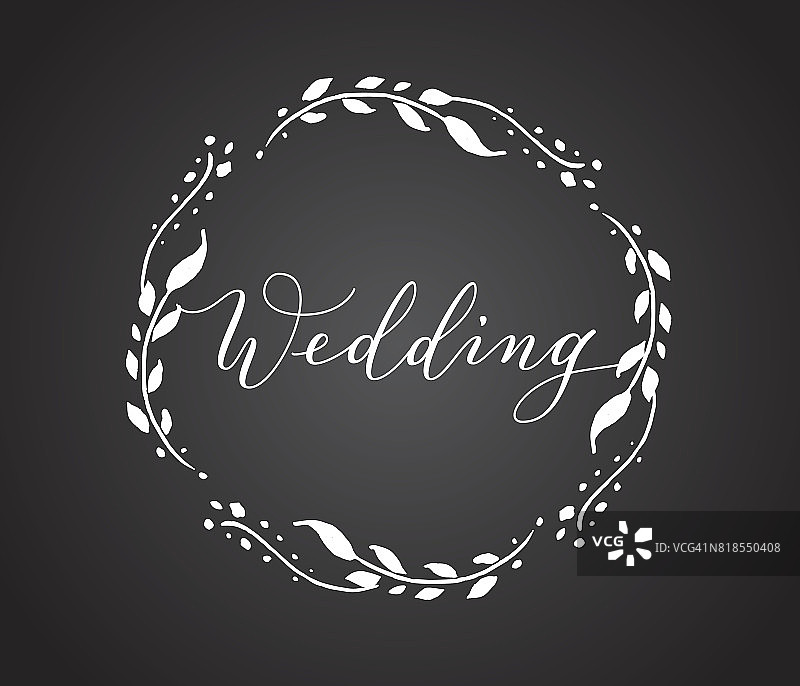 带花环的婚礼卡片。黑板风格的邀请模板。手写定制书法。图片素材