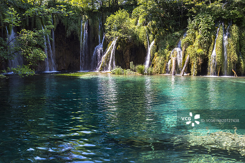 克罗地亚Plitvice湖国家公园的绿松石湖图片素材