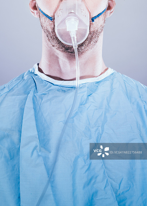 带氧气面罩的住院病人图片素材