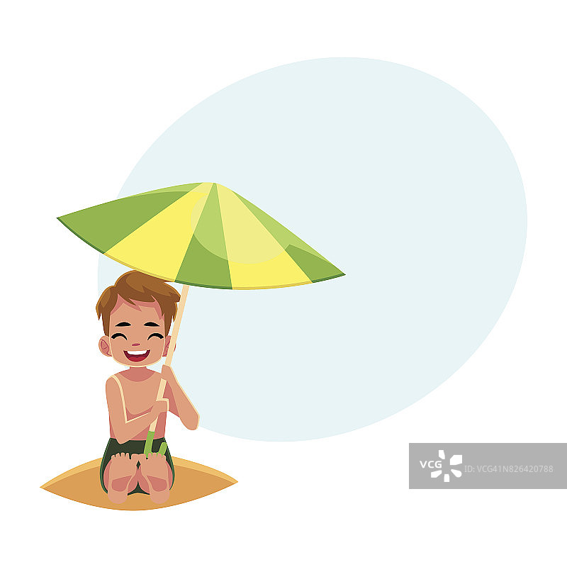 快乐的小男孩躲在大沙滩伞下躲避太阳图片素材