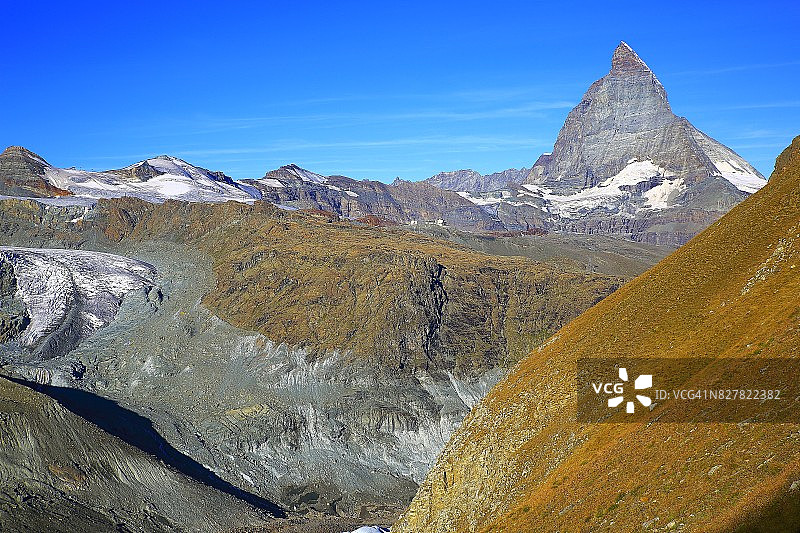 童话般的风景-从戈内格拉特的马特宏黎明日出:田园诗般的高山山谷和梦幻般的戏剧性的瑞士雪山国家象征山，田园诗般的乡村，瓦莱州，瑞士阿尔卑斯山，瑞士图片素材