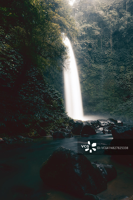 Nungnung瀑布水花在巴厘岛丛林，印度尼西亚图片素材