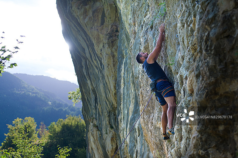 攀岩者，手放在挂在巨石上的白垩袋里图片素材