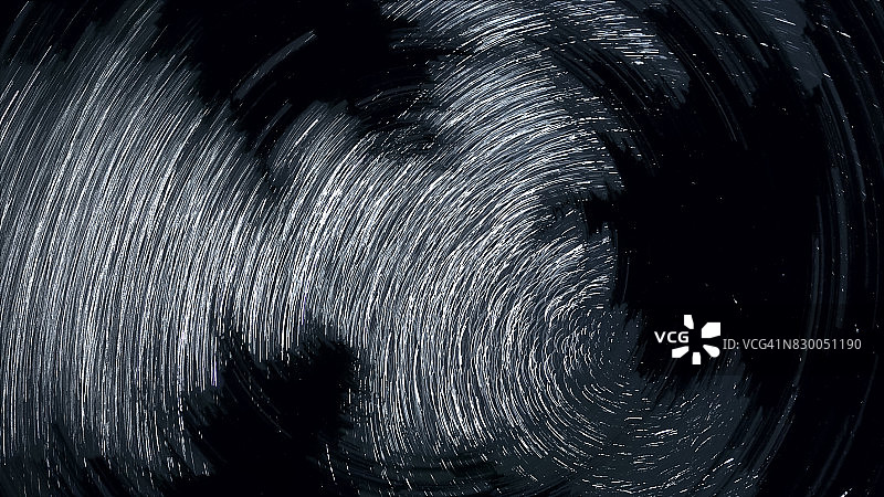 在俄勒冈州上空的冷杉下旋转夜空中的星迹图片素材