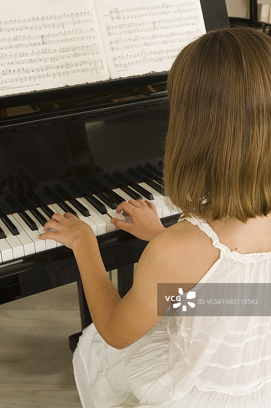 弹钢琴的女孩图片素材