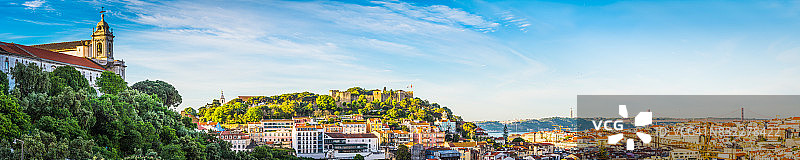 里斯本日出全景温暖的灯光照亮城堡屋顶的城市景观葡萄牙图片素材