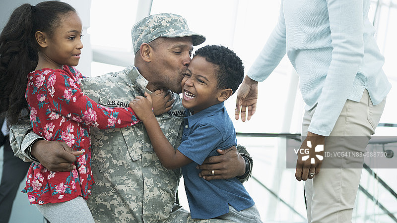 一名美国士兵被他的家人欢迎回家图片素材
