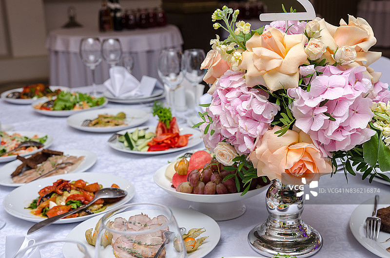 为宴会或婚宴准备的餐桌图片素材
