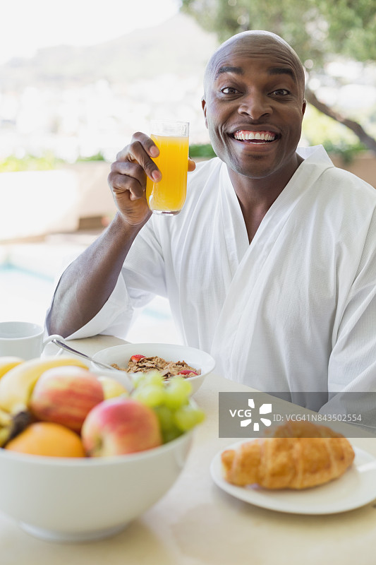 穿浴袍的帅哥在外面吃早餐图片素材