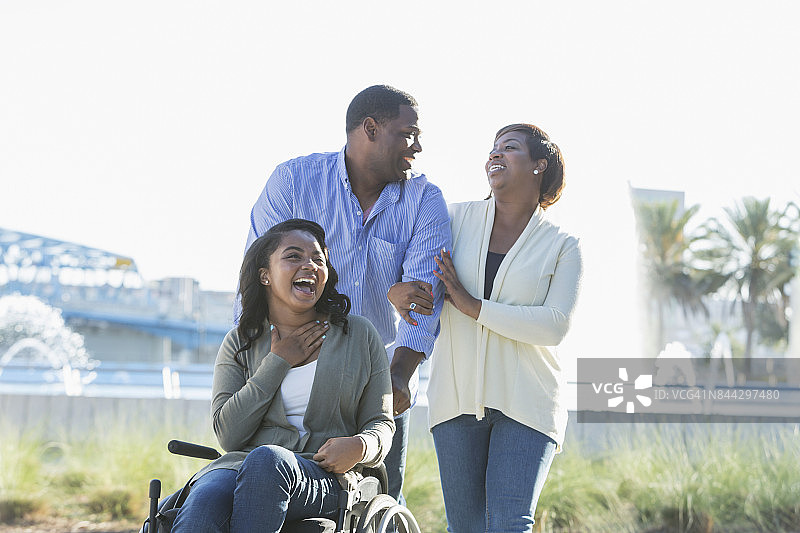 非裔美国家庭，女儿坐轮椅图片素材