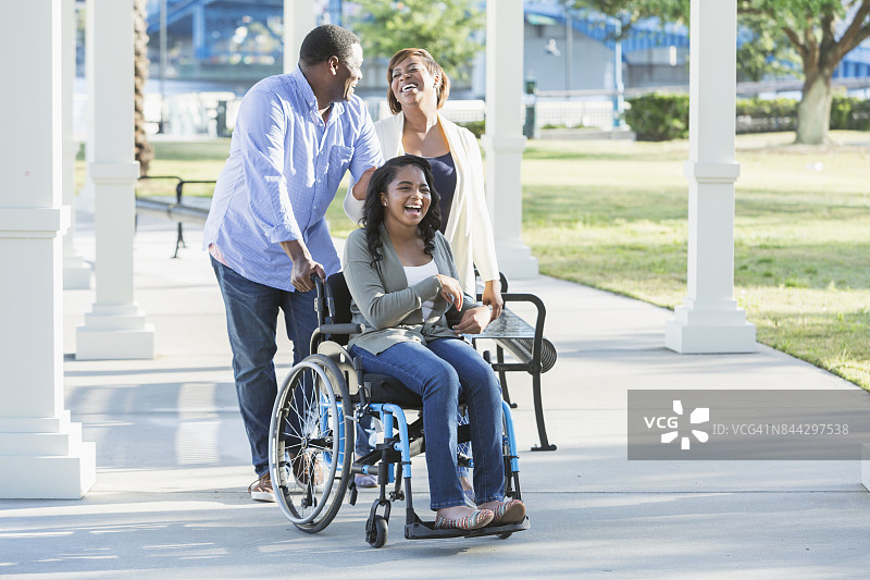 非裔美国家庭，女儿坐轮椅图片素材