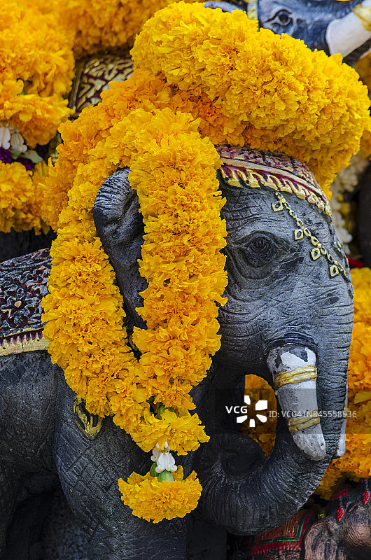曼谷Trimurti神庙的万寿菊花环图片素材