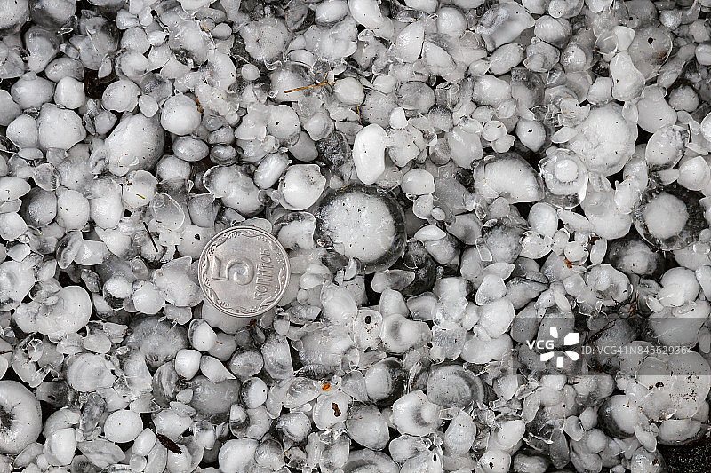 冰雹的大小与较大的硬币，冰雹冰雹后在地面上的冰雹，巨大的冰雹图片素材