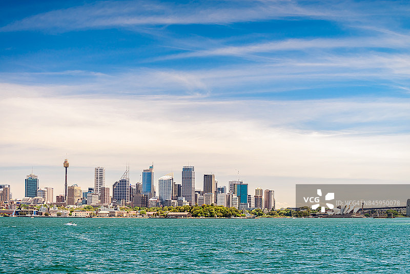 悉尼城市从海上的天际线图片素材