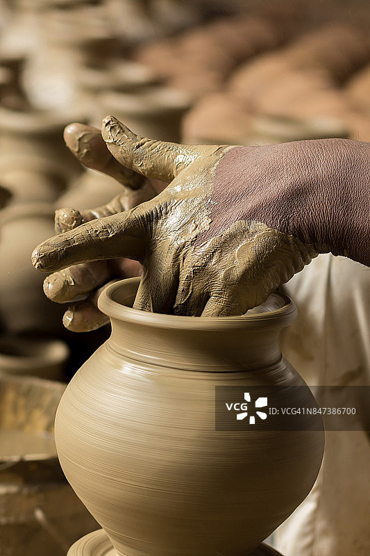 陶工在手工陶轮上制作陶罐图片素材
