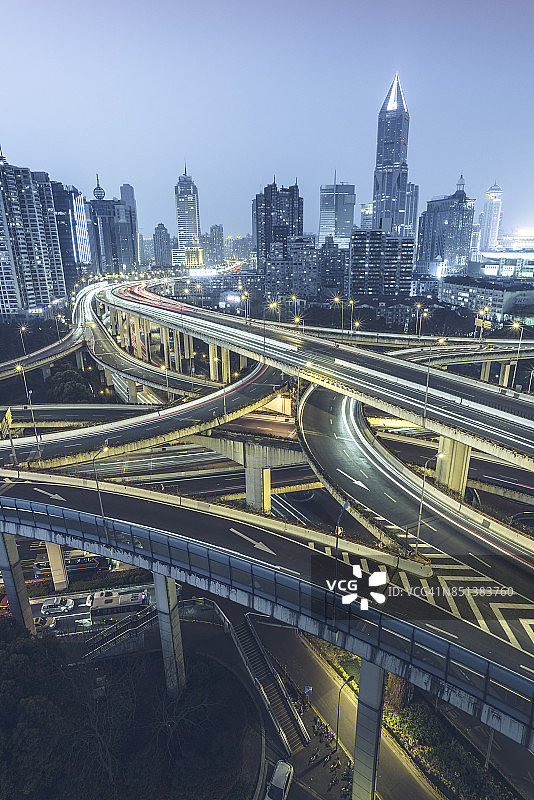 南浦立交桥的高架景观和高峰时段的交通图片素材