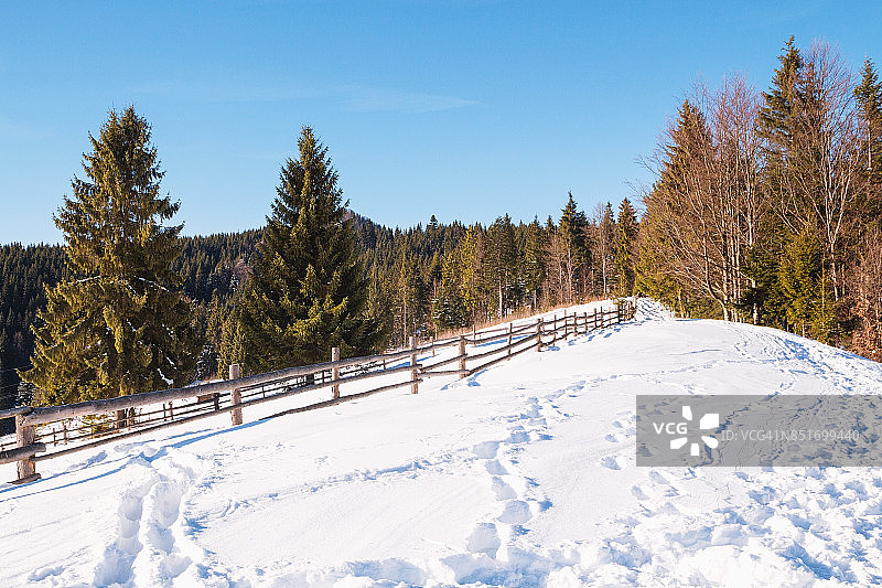 山区冬季景观有很多雪图片素材