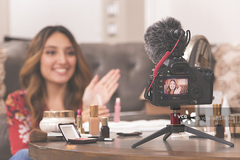 年轻的成年女性在视频中谈论化妆品，护肤产品。图片素材