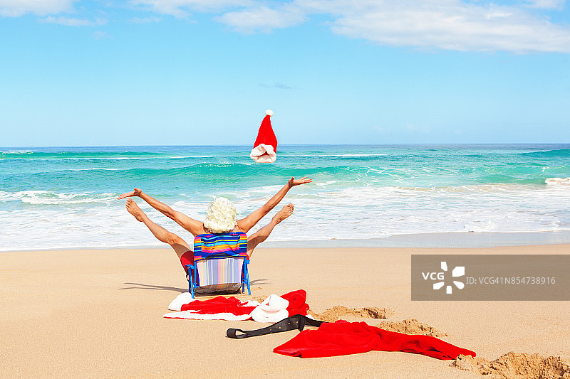 圣诞老人在热带海滩的寒假假期图片素材
