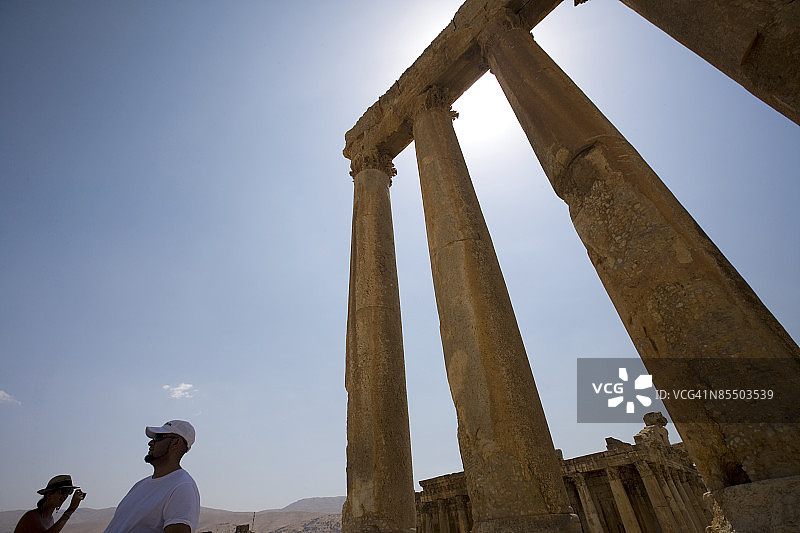 游客们在朱庇特神殿的中心，黎巴嫩的Baalbeck神庙。图片素材