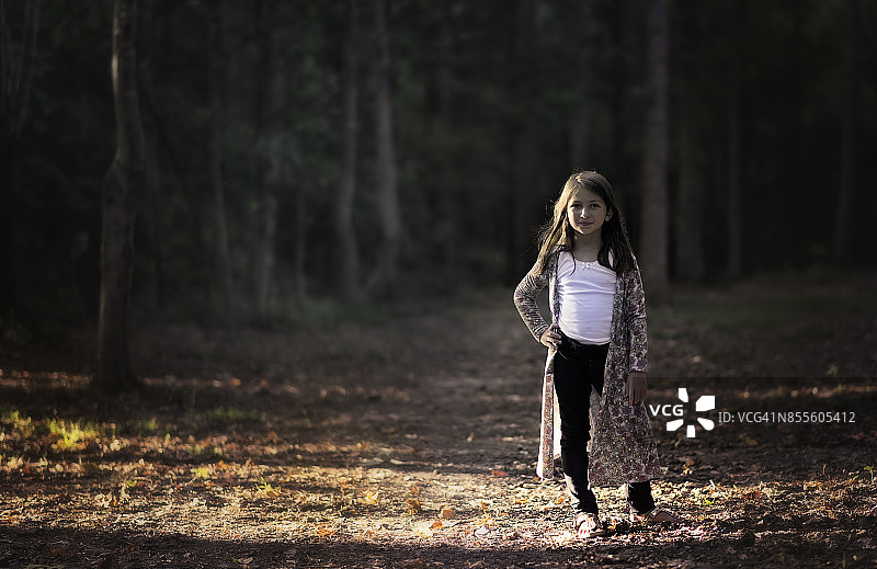 年轻的女孩在树林里图片素材