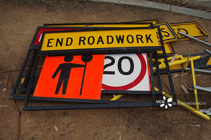 堪培拉，澳大利亚首都地区，堪培拉路边堆着道路施工和限速标志图片素材