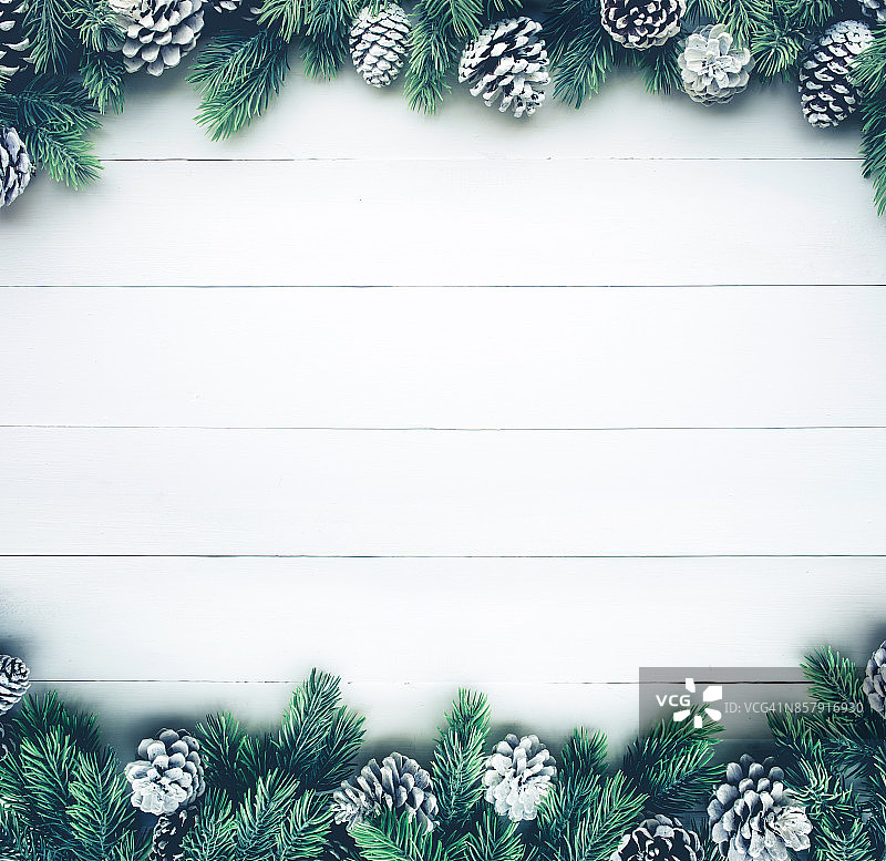 圣诞树用松枝装饰在木头上。图片素材