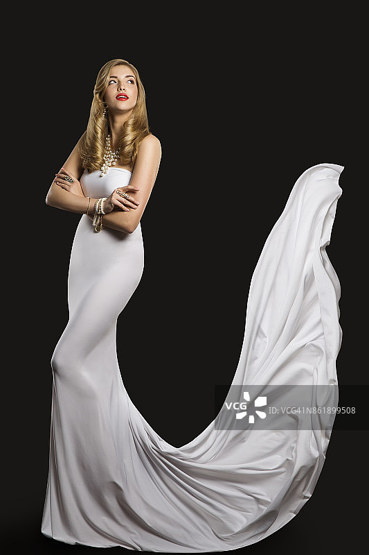 时尚模特婚礼新娘礼服，女人美丽的白色礼服，长飞行丝绸火车图片素材