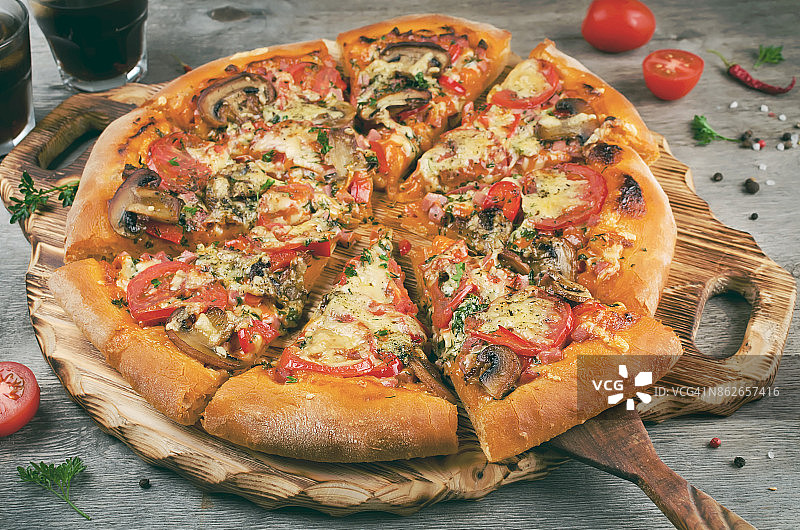 热的自制披萨可以吃了图片素材