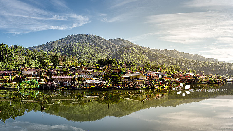泰国村里的山反映河图片素材