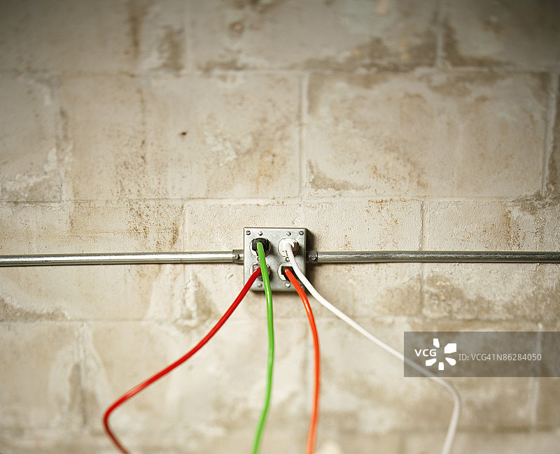 电线插在电源插座上图片素材