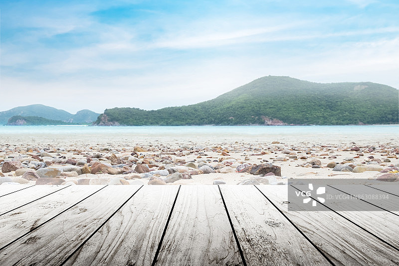 海滩上的空木桌与岛屿模糊的背景图片素材