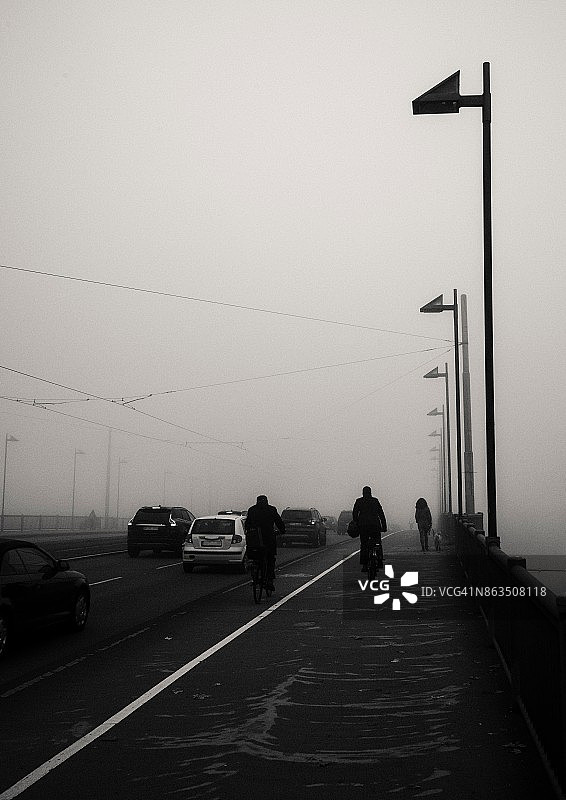 桥上起了晨雾图片素材