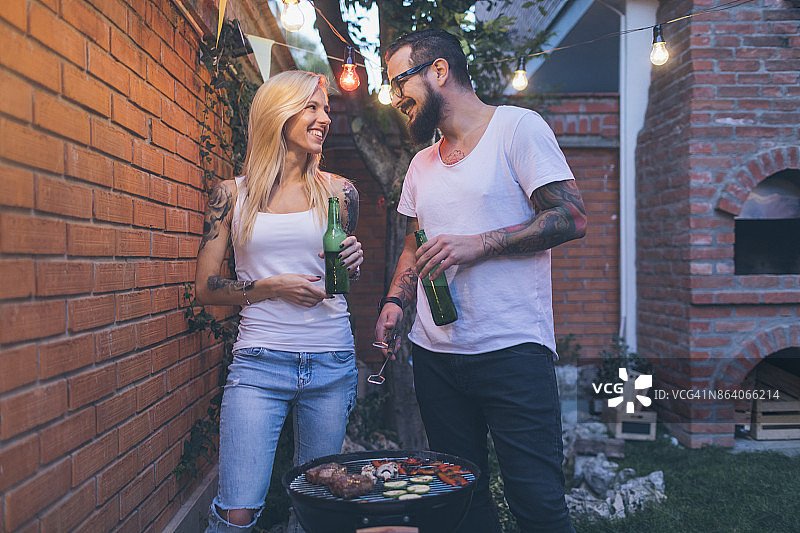 纹身夫妇在后院烧烤的乐趣图片素材