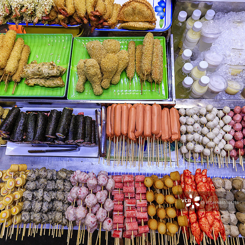 越南湄公河三角洲夜市上的新鲜街头小吃图片素材