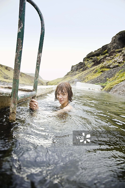 冰岛温泉里的女人图片素材