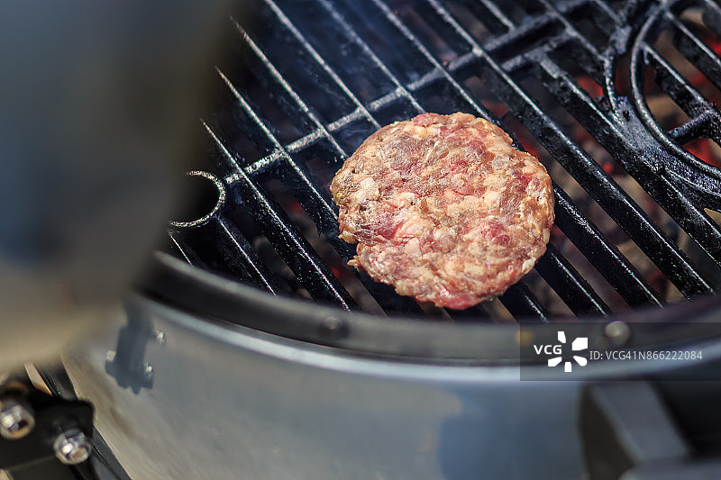 生牛肉汉堡开始在烧烤架上烤图片素材