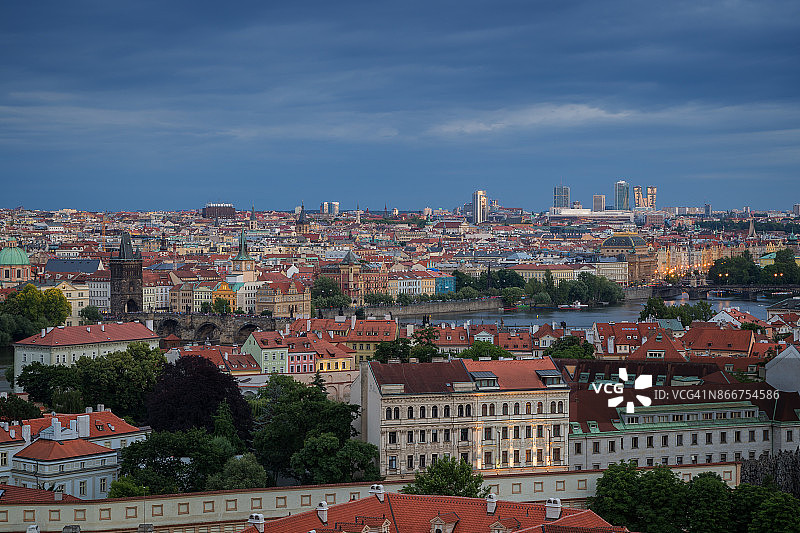 在捷克共和国的布拉格，在黄昏的时候从上面看，Mala Strana(小城)，老城和更远的地方的建筑。图片素材