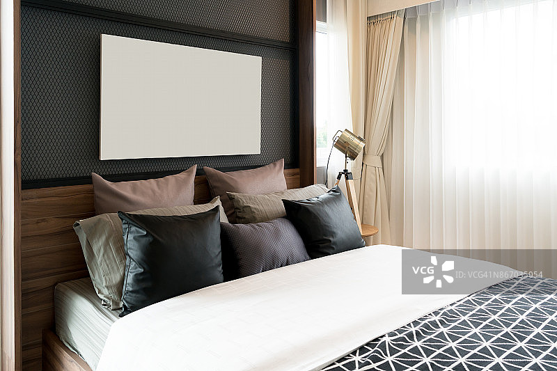 室内豪华卧室或酒店内配有灯。室内居室的概念。图片素材
