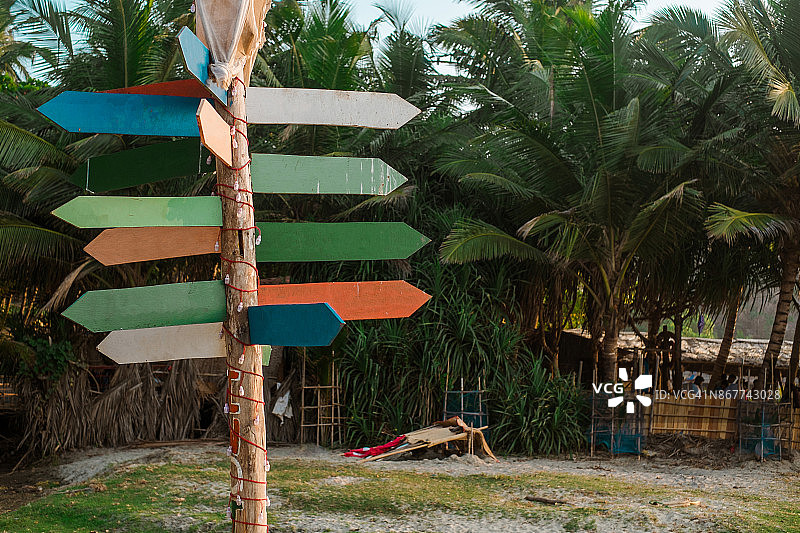方向标志是木制的，建在海滩上图片素材