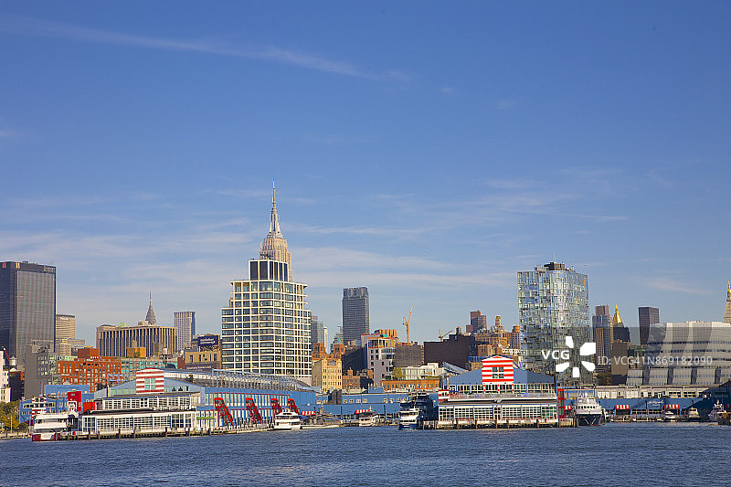 纽约切尔西码头体育娱乐综合大楼五颜六色的外观图片素材