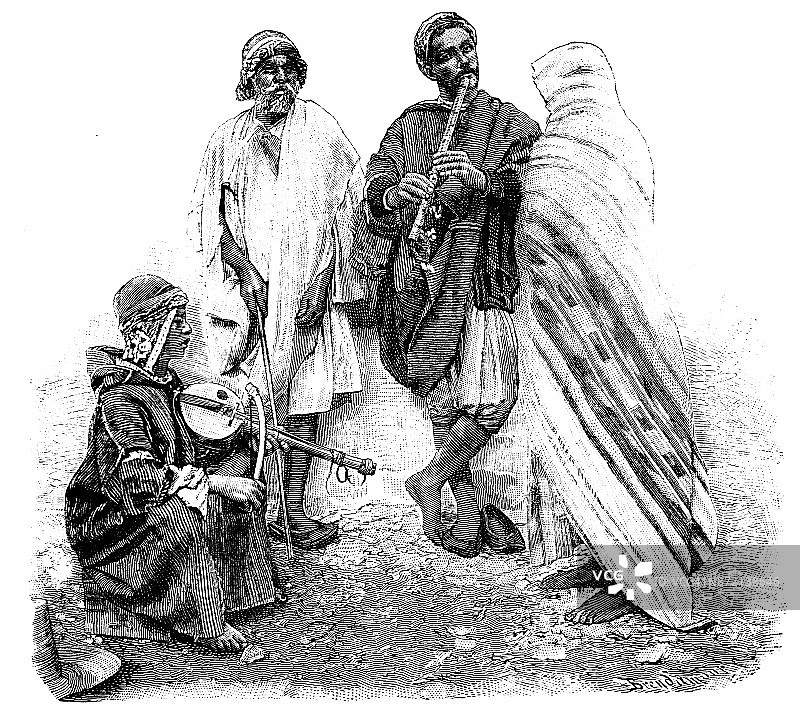 19世纪雕刻的一群穿着传统服装演奏乐器的音乐家;1890年维多利亚时代的埃及图片素材