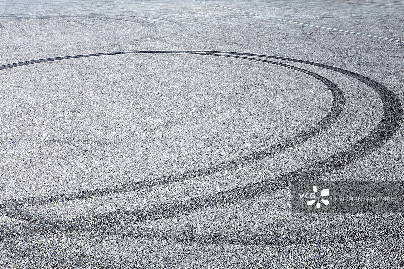 黑色轮胎印在柏油路上打滑，抽象的背景图片素材