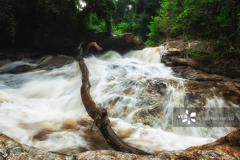 泰国清迈的Doi Pui国家公园的Mae SA瀑布。图片素材